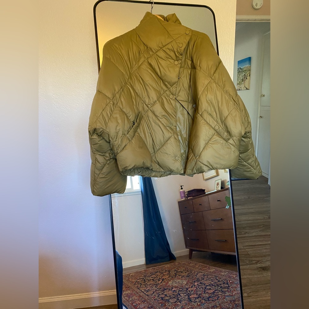 Adorable Zara puff coat with polyester filling. Perfect for Fall!